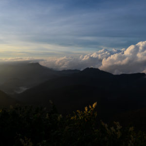 Levé de soleil en haut du pic d'Adam