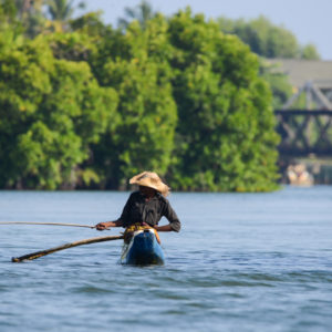 En fond de civilisation, le pêcheur authentique tente de survivre sur le Koggala